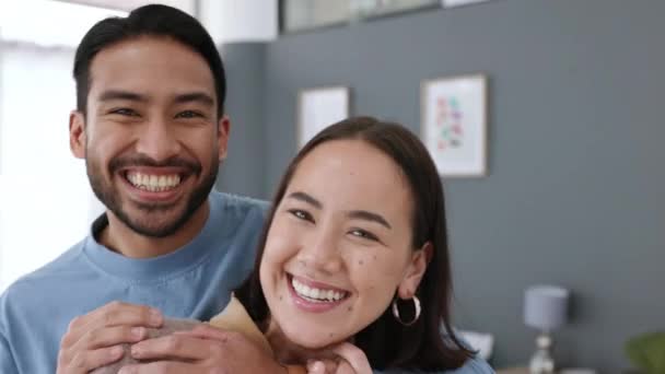 미소짓고 거실에서 포옹하고 내용의 그리고 아름다운 아시아인 아파트에서 질좋은 시간을 — 비디오