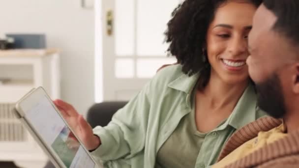 Tablet Sev Rahatla Siyah Bir Çift Evlerinin Kanepesinde Otururken Internette — Stok video
