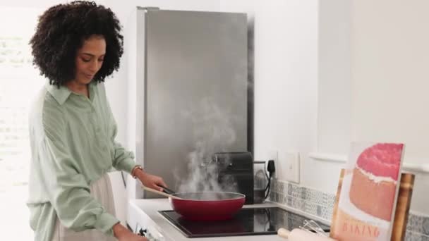 Kochen Abendessen Und Ein Paar Mit Einer Umarmung Für Liebe — Stockvideo