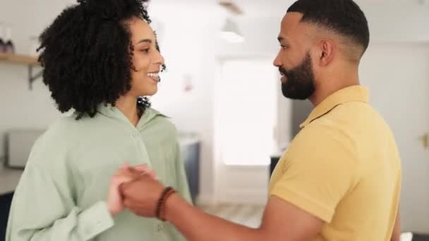 厨房和夫妇与公寓庆祝房租 抵押贷款或贷款成功 对未来的计划和房地产感到高兴 黑人妇女和她的伴侣在一所房子里跳舞和听音乐 — 图库视频影像