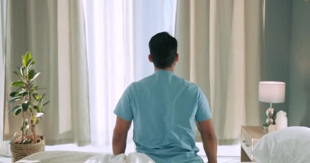 Uyanın Güneş Doğuyor Bir Adam Yatak Odasında Geriniyor Sabahları Perdelerden — Stok video