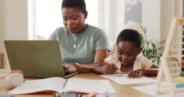 テーブルで働く母親と少女は 娘と一緒に絵を描くこと フリーランスとビジネス女性を結合することを学ぶ 黒の家族 親のマルチタスクによる教育とリモートワーク 生産性と子供とリラックス — ストック動画