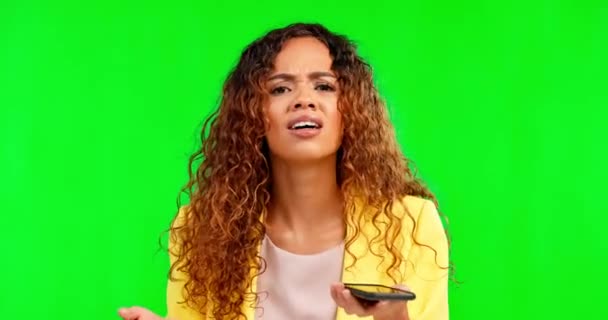 Arıza Kızgın Telefonu Yeşil Ekranda Olan Bir Kadın Stüdyoda Izole — Stok video
