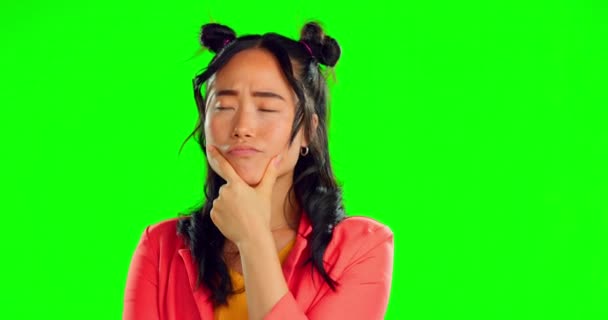 Asyalı Kadın Düşünen Yüz Fikirler Yeşil Ekranda Stüdyoda Zihniyetin Arka — Stok video