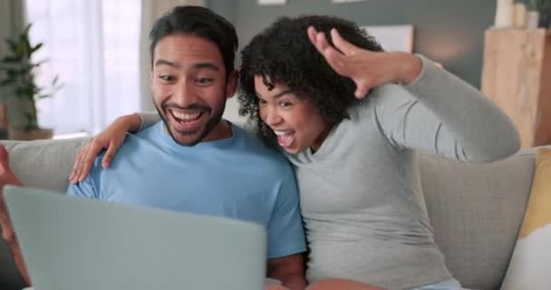 Pasangan Bahagia Dan Bersemangat Dengan Laptop Pada Panggilan Video Sambil — Stok Video