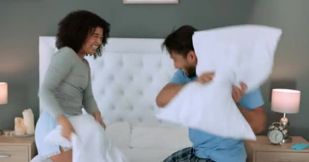 Kussenkoppel Vechten Grappige Gelukkige Mensen Een Slaapkamer Bed Met Een — Stockvideo