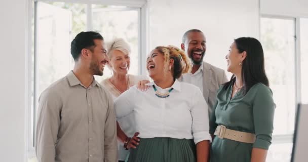 快乐或有趣的生意人在一个办公室里 在一个有趣的笑话之后 在一个小组的会议上大笑 在成功的商业交易之后 多样性 喜剧演员或笑得很开心的员工都会结合在一起 — 图库视频影像