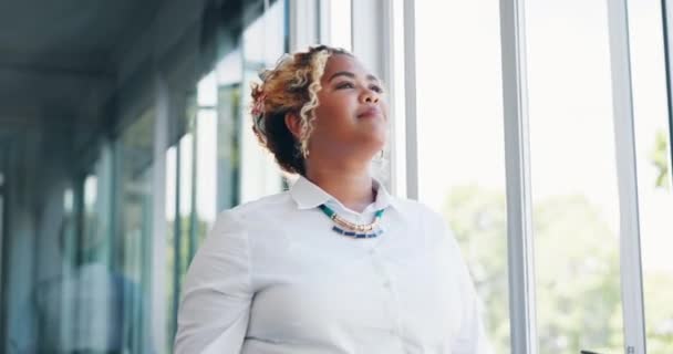 Mujer Negra Oficina Caminando Con Signo Paz Manos Sonrisa Feliz — Vídeos de Stock