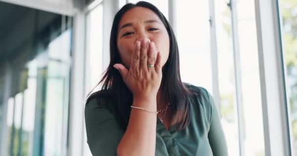 Поцелуй Прогулка Улыбка Деловой Азиатской Женщиной Показывающей Любовь Привязанность Своем — стоковое видео