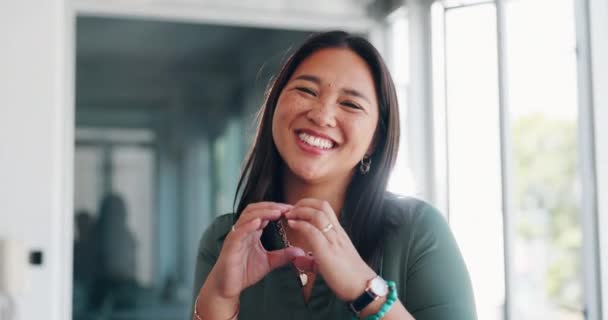 Asiatisk Kvinne Ansikt Smil Med Hendene Hjerteform Emoji Eller Kjærlighetsgest – stockvideo