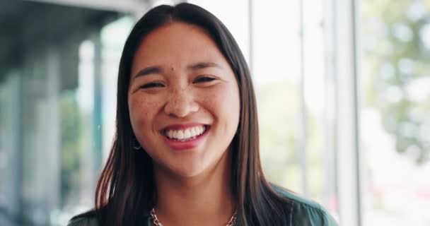 Mutlu Yüz Asyalı Kadın Odaklı Düşünceli Kendinden Emin Genç Bayan — Stok video