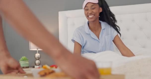Ontbijt Bed Verrassing Zwart Koppel Kus Liefde Zorg Dank Voor — Stockvideo