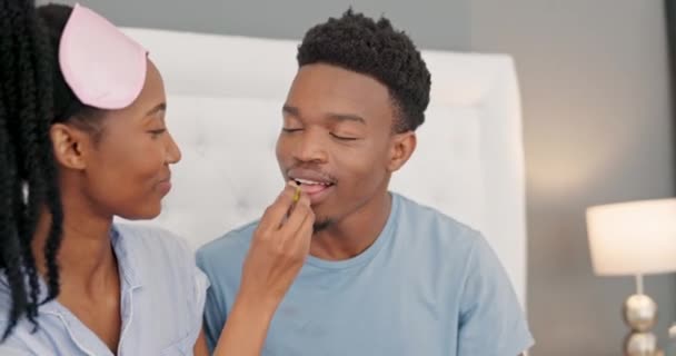 黑人夫妇和吃饭与亲吻的结合 在一起 爱庆祝周年纪念日 婚姻和浪漫的卧室 男女关系和幸福 — 图库视频影像