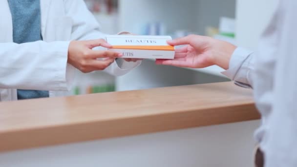 Pharmacist Giving Prescription Medication Pills Medicine Customer Pharmacy Clinic Drug — Vídeos de Stock