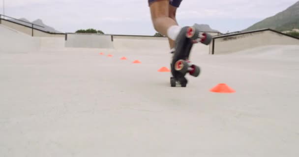 Zbliżenie Stóp Mieszanego Człowieka Wyścigowego Jeżdżącego Wrotkach Wokół Szyszek Skateparku — Wideo stockowe
