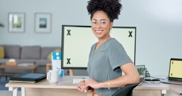 Retrato Mulher Negra Negócios Site Maquetes Computador Marcadores Rastreamento Para — Vídeo de Stock