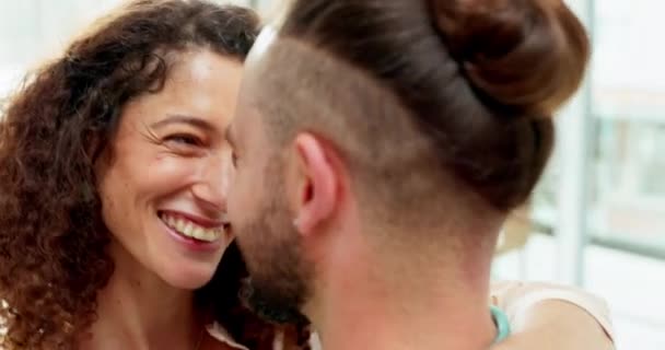 Aşk Gülümseme Mutlu Çift Evlerinin Oturma Odasında Özenle Dans Ediyorlar — Stok video
