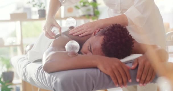 Jonge Gemengde Ras Man Genieten Van Ontspannen Therapeutische Rug Massage — Stockvideo