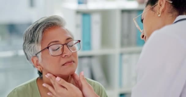 Arzt Älterer Patient Und Hände Hals Für Hals Drüsen Oder — Stockvideo