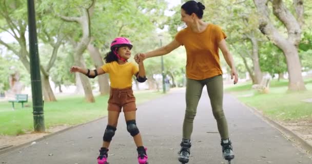 单身母亲和领养的混血女儿在公园里滑冰 年轻的单身父母和可爱的女孩在外面溜冰 享受着闲暇时光 快乐可爱的孩子与女人的结合 — 图库视频影像