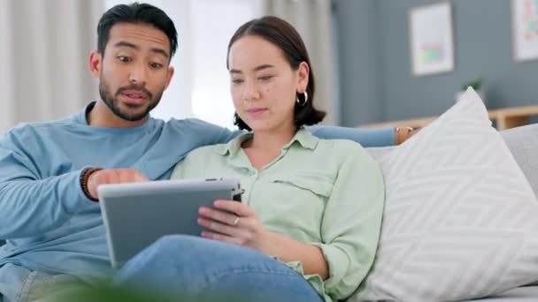 Pasangan Asia Tablet Dan Berbicara Sambil Melakukan Belanja Online Penelitian — Stok Video