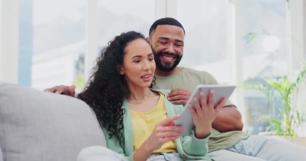 Tablette Parler Couple Sur Canapé Maison Streaming Pour Regarder Des — Video