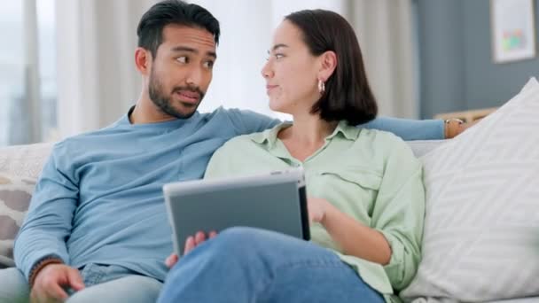Tenang Tablet Dan Ecommerce Pasangan Sofa Dengan Keputusan Dan Pilihan — Stok Video