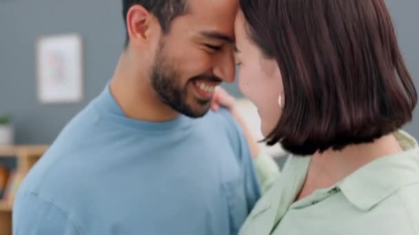 Liefde Dansen Geluk Met Een Aziatisch Echtpaar Dat Speels Romantisch — Stockvideo