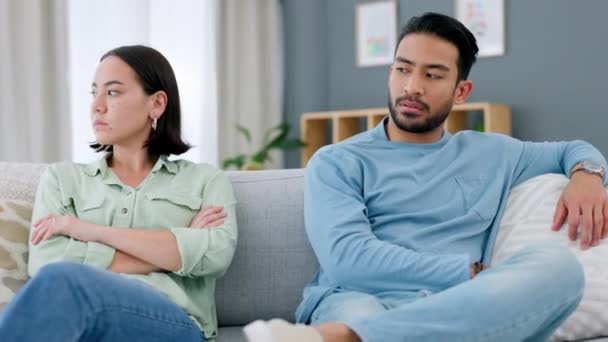 짜증나는 사람들 배우자들 소파에서 이혼을 다투고 부정행위 고백의 집안의 라운지 — 비디오