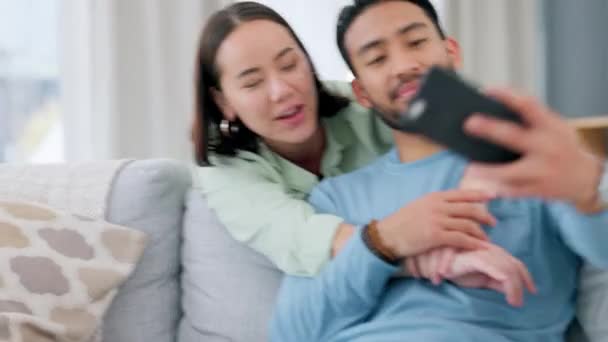 Coppia Asiatica Scattare Selfie Telefono Casa Amore Cura Post Sui — Video Stock