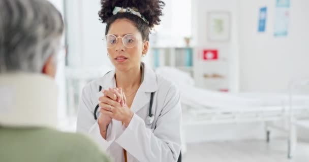 Doctor Lesión Cuello Consulta Con Anciana Hospital Atención Salud Fisioterapia — Vídeo de stock