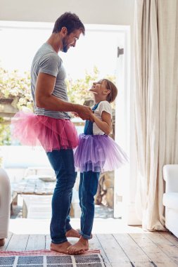 İki sol ayağı var. Umursamaz. Bir baba ve kızı bale kıyafetleriyle dans ediyorlar.