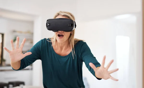Exploring Virtual World Mature Woman Using Headset Home — Stock Photo, Image