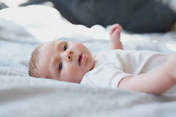 これ以上愛らしいことはない 可愛い赤ちゃんが家のベッドに横になって — ストック写真