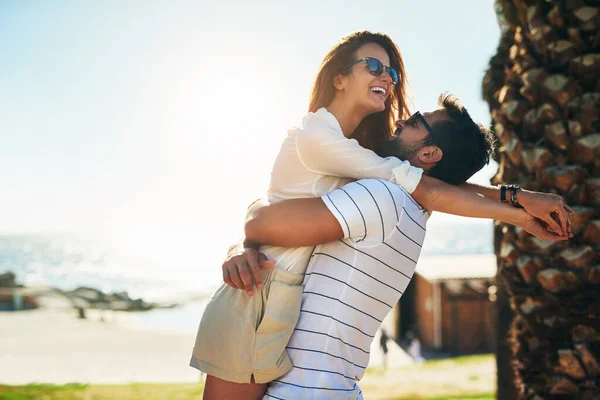 幸せな時は嬉しいよ 屋外で夏の日を楽しみながら抱きしめる幸せな若いカップル — ストック写真