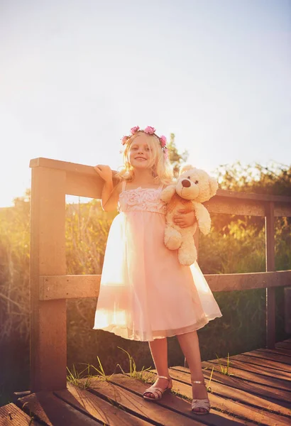 Ήλιος Κρατάει Ζεστό Ένα Χαρούμενο Κοριτσάκι Που Κρατάει Ένα Αρκουδάκι — Φωτογραφία Αρχείου