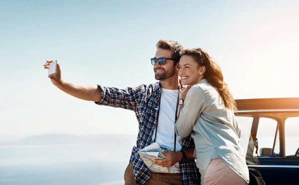 Voyager Capturer Des Vues Couple Affectueux Prenant Selfie Tout Profitant — Photo