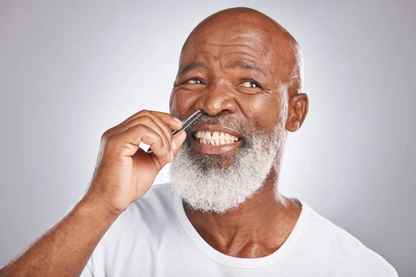Black Man Nose Hair Tweezer Pain Self Care Hair Removal — Zdjęcie stockowe