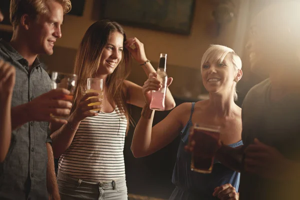 Por Fin Semana Grupo Amigos Disfrutando Bar — Foto de Stock