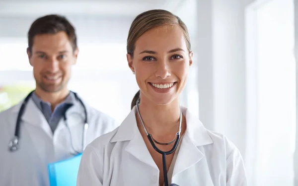 Ευτυχισμένη Ομάδα Υγείας Πορτρέτο Δύο Χαμογελαστών Γιατρών Που Στέκονται Στο — Φωτογραφία Αρχείου