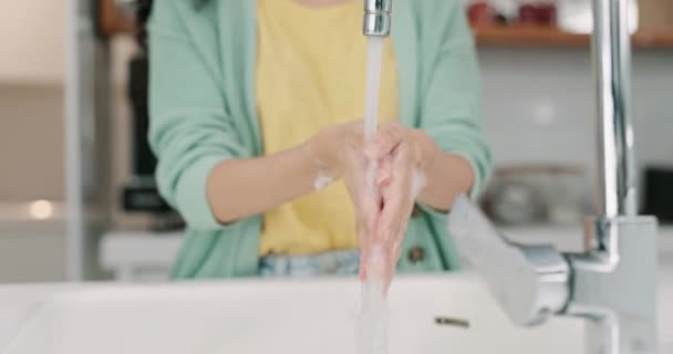 Yıkama Kadın Mutfak Lavabosundan Gelen Temizlik Sağlık Için Sabunla Birlikte — Stok video