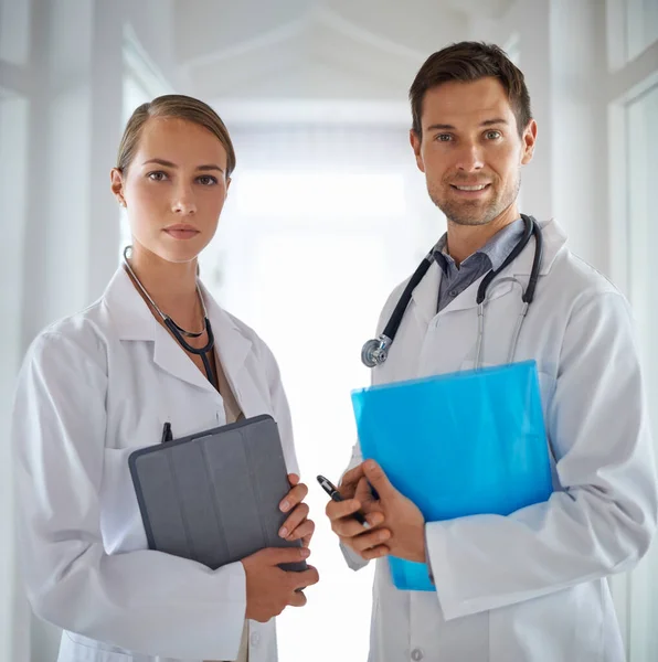 Teamdiagnose Porträt Zweier Junger Ärzte Auf Einem Krankenhausflur — Stockfoto