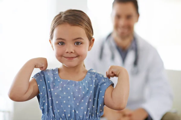 Zdrowy Silny Mała Dziewczynka Napinająca Mięśnie Swoim Lekarzem Tle — Zdjęcie stockowe