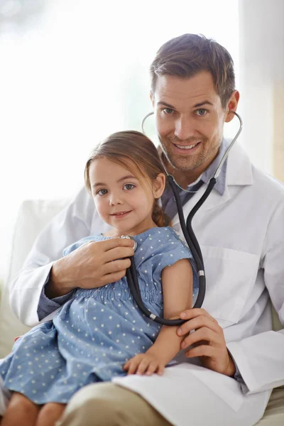 Poslechněme Srdce Rozkošná Mladá Dívka Svým Pediatrem — Stock fotografie