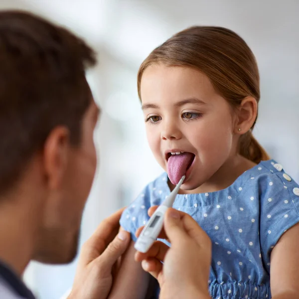 Looks Fever Adorable Young Girl Her Pediatrician — Stock Photo, Image