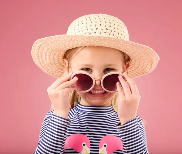 带着太阳镜 有趣的衣服和帽子在工作室里与粉色背景隔离的孩子的肖像 假日和时尚界 澳大利亚快乐的女孩对旅行感到兴奋 脸上挂着笑容 — 图库照片