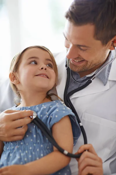 Aufatmen Ein Entzückendes Junges Mädchen Mit Ihrem Kinderarzt — Stockfoto