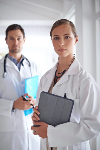 Ihr Medizinisches Team Porträt Zweier Junger Ärzte Auf Einem Krankenhausflur — Stockfoto