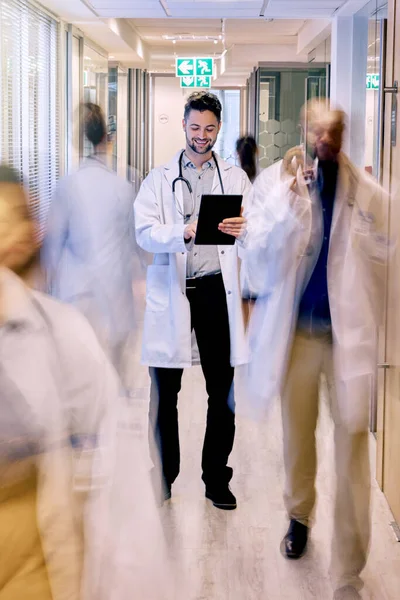 디지털 태블릿에 의사가 온라인 일정을 확인하는 병원을 있습니다 처방을 운동블러 — 스톡 사진