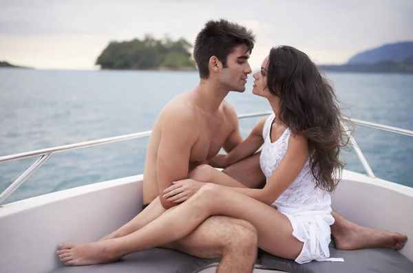 Szerelem Luxus Napja Egy Szeretetteljes Fiatal Pár Akik Csónakáznak Tavon — Stock Fotó
